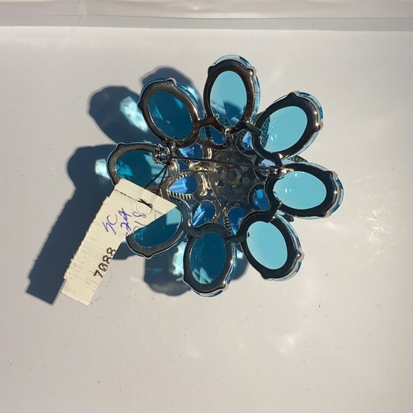 Women’s Pin - Picture 2 of 5